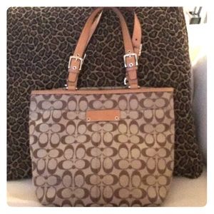 Gently used Coach purse in great condition!